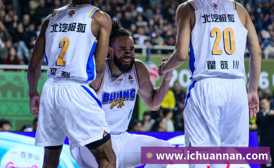 网球巅峰对决回顾：桑普拉斯与费德勒的传奇瞬间与技战术较量